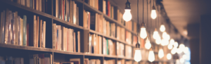 Bücherregal mit cozy Lichtern